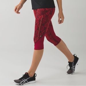 Lululemon | Vent It Out Crop red snake print capri pant | size 6
